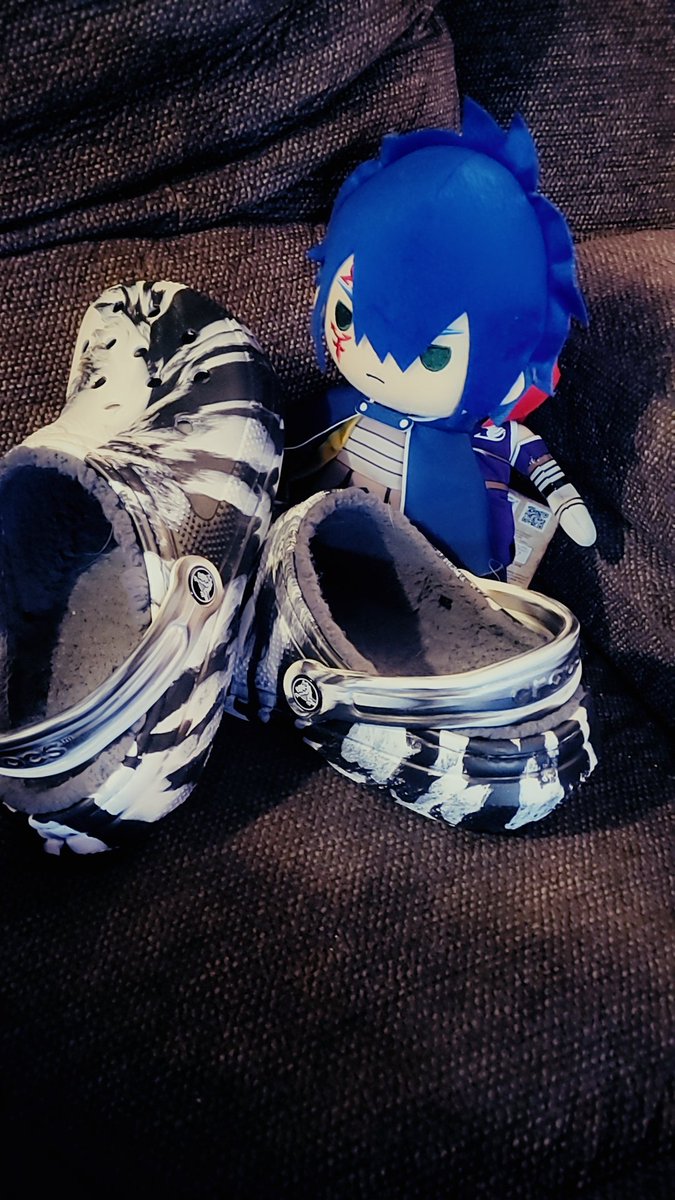 jerzafangirl's tweet photo. Should I wear my fuzzy crocs at my job? Kind of looks cringe with scrubs, but I almost don't care π
#jellaladventures #day24 #mybeloved #plushing https://t.co/kgnkLztCL7
