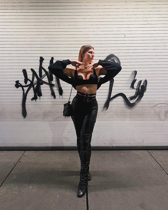 went out w the girls https://t.co/2vVuN76Iy3