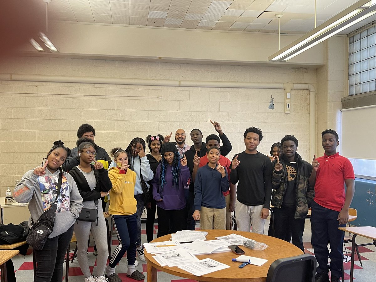 Mr. Wilson and the Emerson Student Council members meeting. Great job Eagles! #DPSCD