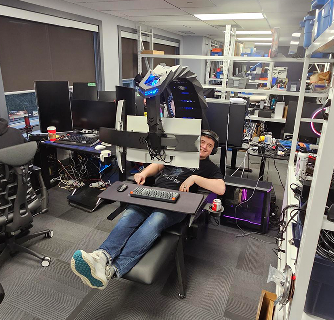 LinusTech's tweet photo. He's been using this thing for 3 weeks
 
he's got 9 more weeks to go 💀 https://t.co/1DTe0ydAeR