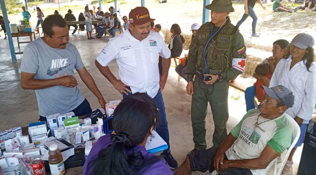 hljohan's tweet photo. Incansables en su labor histórica de brindar la mayor suma de felicidad a su pueblo, la FANB como herederos de las glorias de Bolívar continúa bajo las órdenes de nuestro cmdte en jefe @NicolasMaduro;  desplegada en la ZODI Guayana  esequiba; siempre de la mano con su pueblo llevando bienestar y seguridad social !