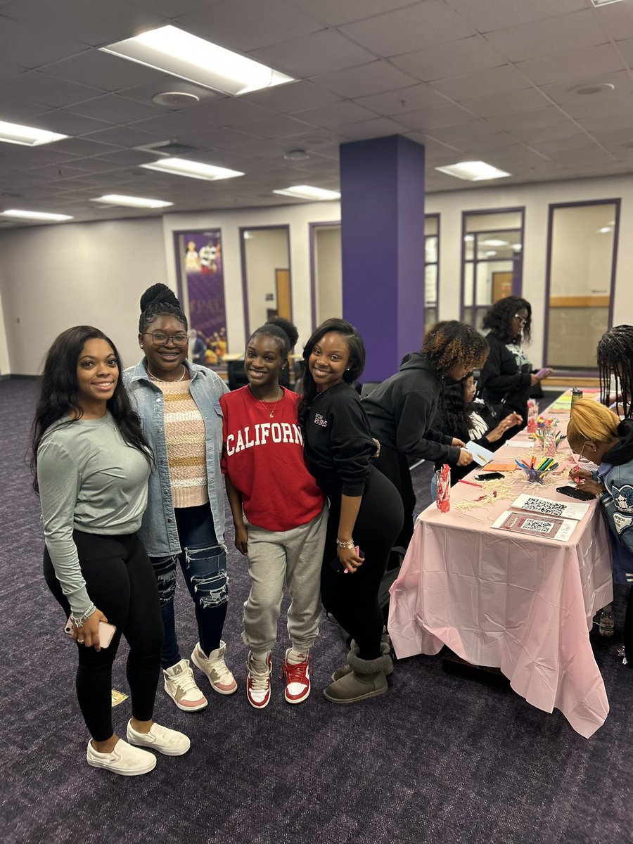 PantherAidSGA's tweet photo. 💜💛Panther Aid Chairs helping out their mentors! We love to see it!! Come down to the student lounge, 12-14 3:00pm-5:00pm to make Valentine’s Day Cards for Children in Need! 2 Service Hours given! See you there!💜💛 https://t.co/UStHDiOljj