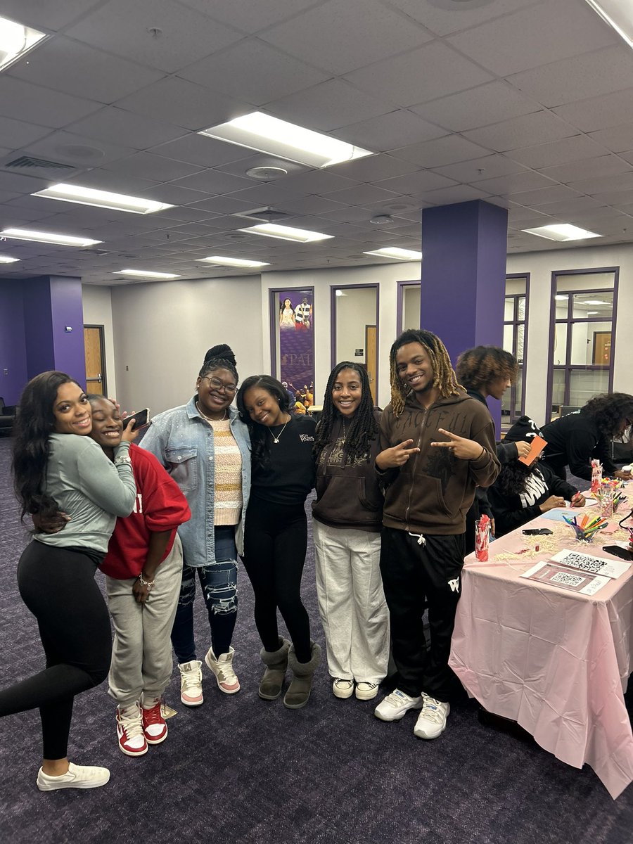 PantherAidSGA's tweet photo. 💜💛Panther Aid Chairs helping out their mentors! We love to see it!! Come down to the student lounge, 12-14 3:00pm-5:00pm to make Valentine’s Day Cards for Children in Need! 2 Service Hours given! See you there!💜💛 https://t.co/UStHDiOljj