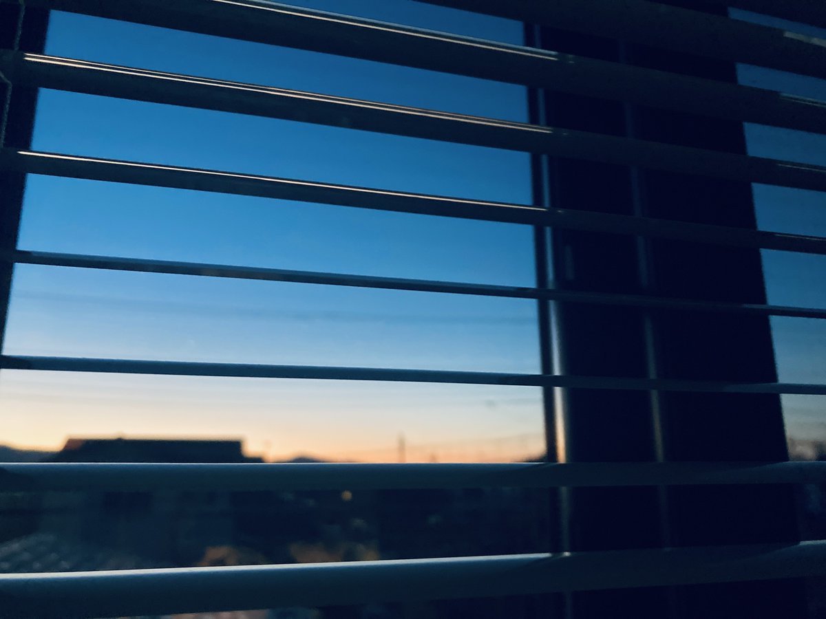 basic_walking's tweet image. ブラインドの隙間から覗く、今朝の空。

ちょっとメガネを外し、休憩しようかな。

連休明けの火曜日、無理せず楽しむ👣

ｵﾊﾖｳｺﾞｻﾞｲﾏｽ