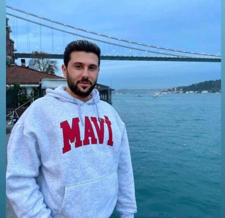 Adı ibrahim Keloğlan. 

Başakşehir'de asansöre giren kediyi 6 dakika boyunca dövüp tekmeleyip ayağıyla ezerek öldüren katil. 

İyi halden serbest bırakmışlar. 

Türkiye’de hukuk olmadığı için ekonomi düzelmiyor. Yatırım yok, sermaye akışı yok. Hukuk yok, yasa yok, adalet yok.