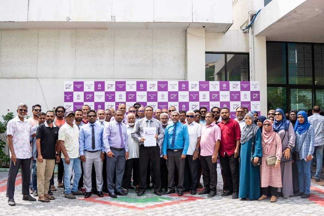 20 ވަނަ ރައްޔިތުންގެ މަޖްލިސް ތެނަދޫ އުތުރު ދާއިރާއަށް ޕީ.ޕީ.އެމް/ޕީ.އެން.ސީގެ ފަރާތުން ވާދަކުރައްވާ ސަޢުދުﷲ ޙިލްމީ އިލެކްޝަންސް ކޮމިޝަންއަށް ފޯރމް ހުށަހެޅުއް
ވުން.
<a href="/saudulla/">Saudulla Ahmed</a>
#ThinadhooUthuru 
#DhiveheengeRaajje 
#PPMPNC 
#TeamSaud