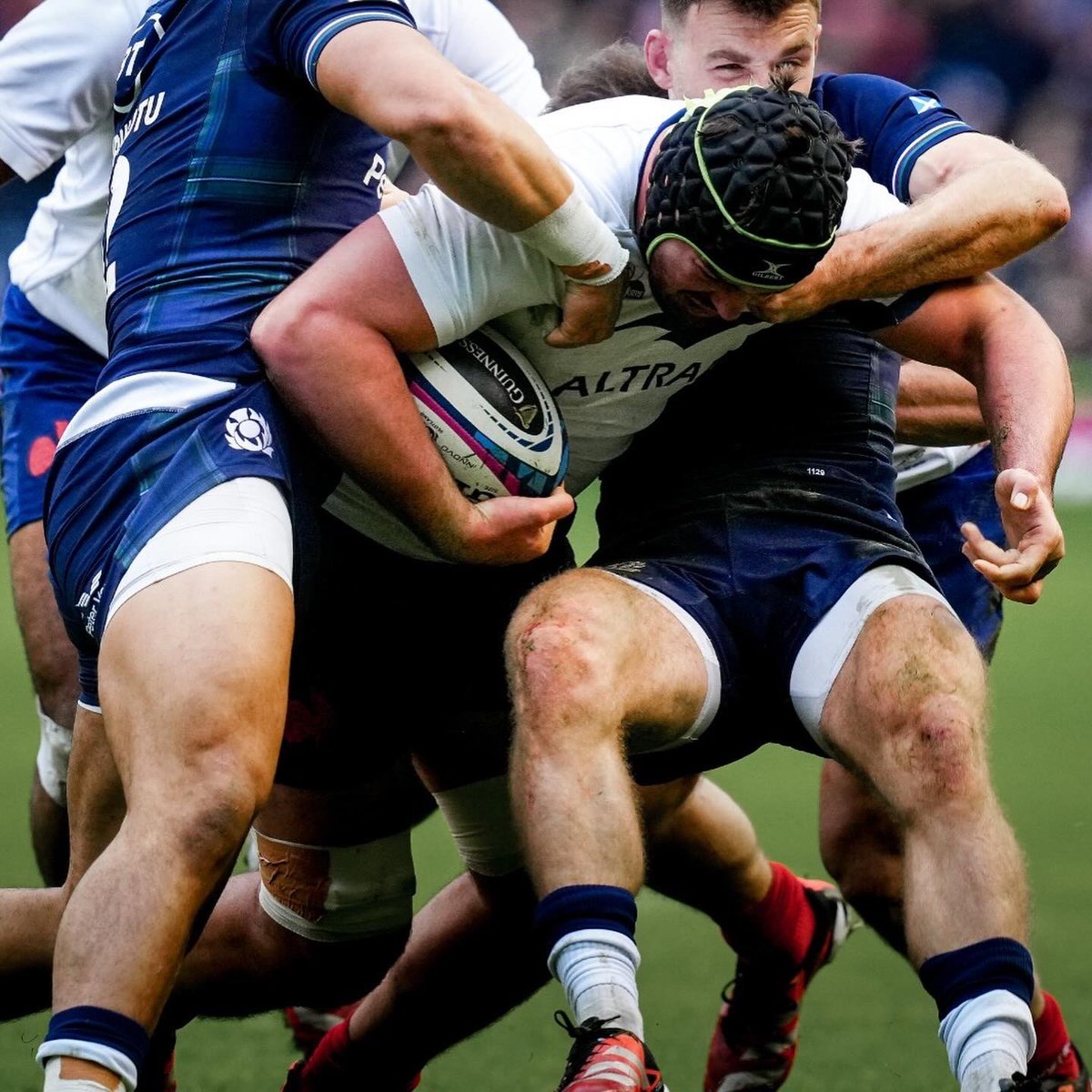 WilliamServat's tweet photo. Les matchs où le combat vous mène à la victoire ont toujours une saveur particulière. Bravo les gars ! 

📸 @julienpoupart1 #caractère #étatdesprit #équipe #xvdefrance https://t.co/eLSwx6XkMt