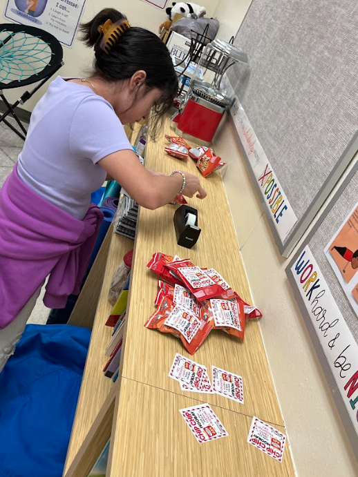 Kindness Crew members getting ready for next weeks' "Random Acts of Kindness" ❤️ Creating banners to greet <a href="/dezavalaesa/">Lorenzo de Zavala</a> students and putting treats together for our staff! 🙌🏾 <a href="/GPISDCounseling/">GPISD Counselors</a> <a href="/Mrs_NVG/">Mrs. Glover</a> 
#RandomActsofKindnessDay
