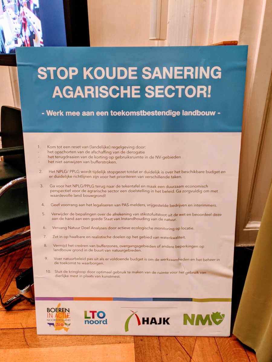 Ons commissielid <a href="/JokeHoogendoorn/">Joke Hoogendoorn-van der Maarl</a> was vandaag aanwezig bij de aanbieding van het pamflet door 150 boeren die met trekkers naar het provinciehuis waren gekomen. Belangrijk dat het Rijk snel met geld komt zodat we daadwerkelijk aan de slag kunnen. #toekomstbestendige #landbouw.
