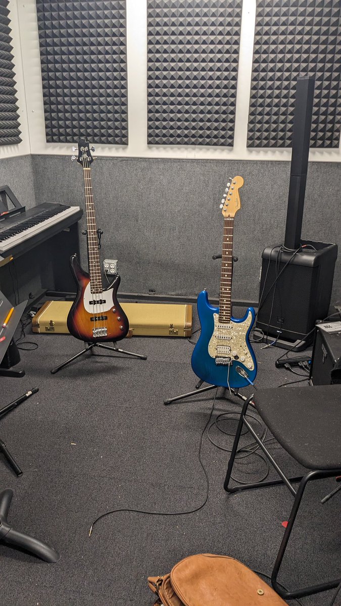 MrPuddins's tweet photo. Digging my new guitar so much, I broke my no post dryspell to geek about it 🤣🤣🤣 https://t.co/0FaKzWPgaL