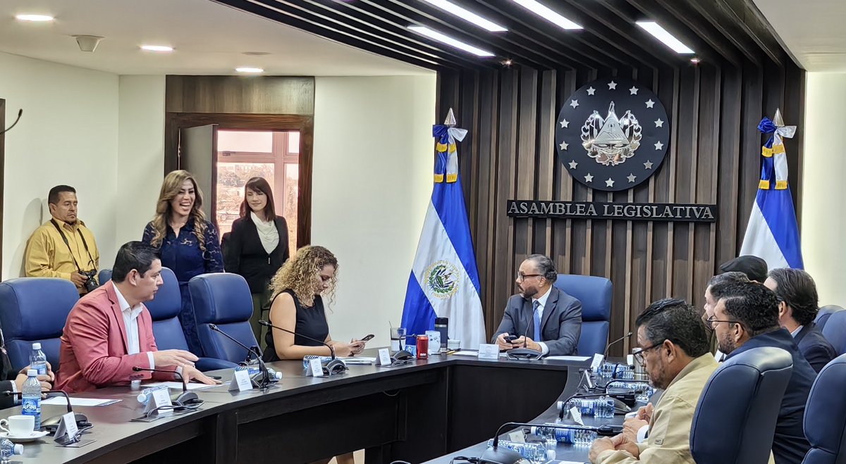 Diario El Salvador tweet media