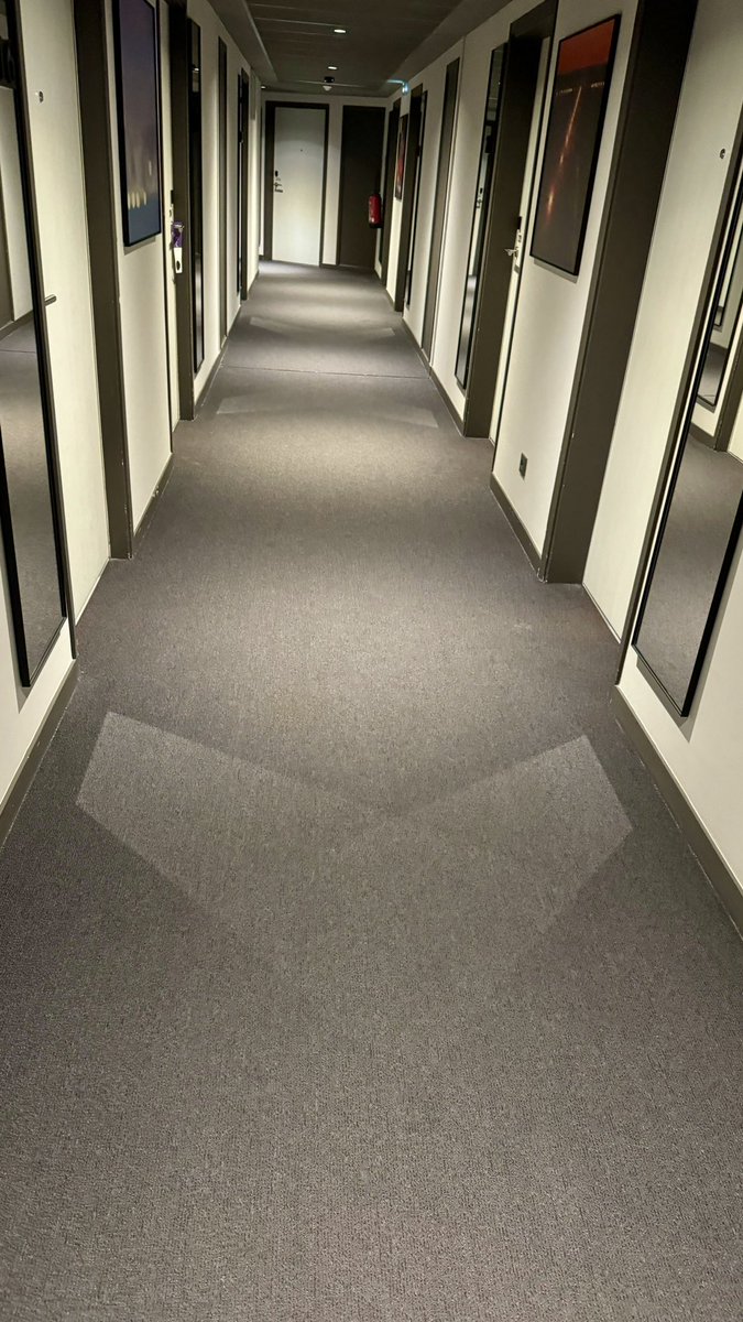 zepyaf's tweet image. La déco #avgeek dans l’hôtel des instructeurs Air France à CDG : j’aime bien les jeux de lumière en forme d’aile sur le sol, grâce aux miroirs sur les murs.