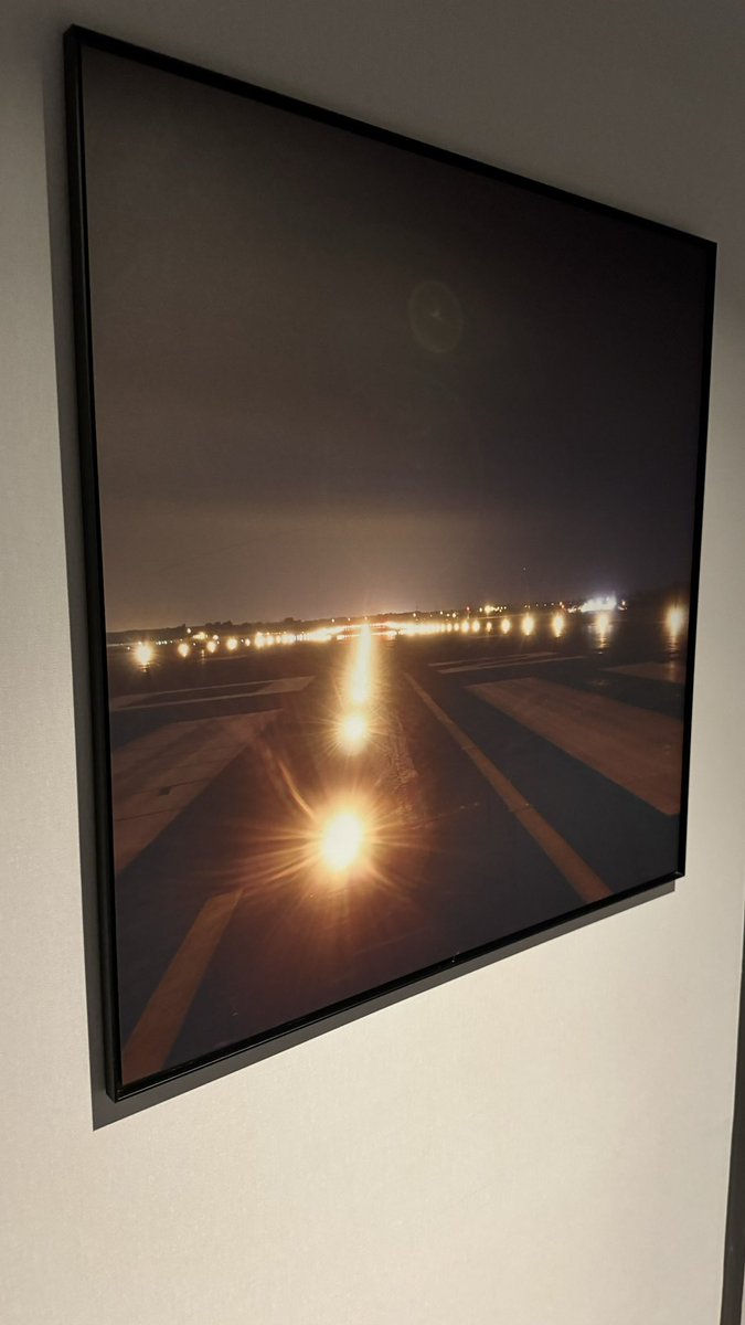 zepyaf's tweet image. La déco #avgeek dans l’hôtel des instructeurs Air France à CDG : j’aime bien les jeux de lumière en forme d’aile sur le sol, grâce aux miroirs sur les murs.