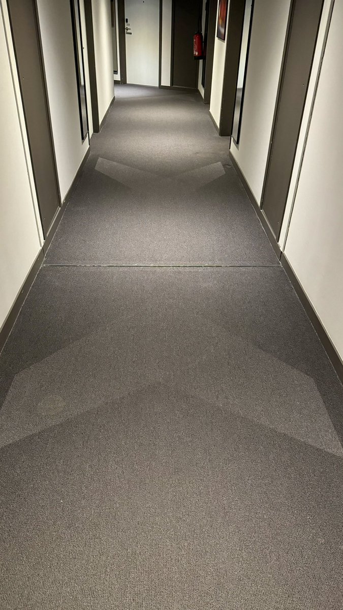 zepyaf's tweet image. La déco #avgeek dans l’hôtel des instructeurs Air France à CDG : j’aime bien les jeux de lumière en forme d’aile sur le sol, grâce aux miroirs sur les murs.