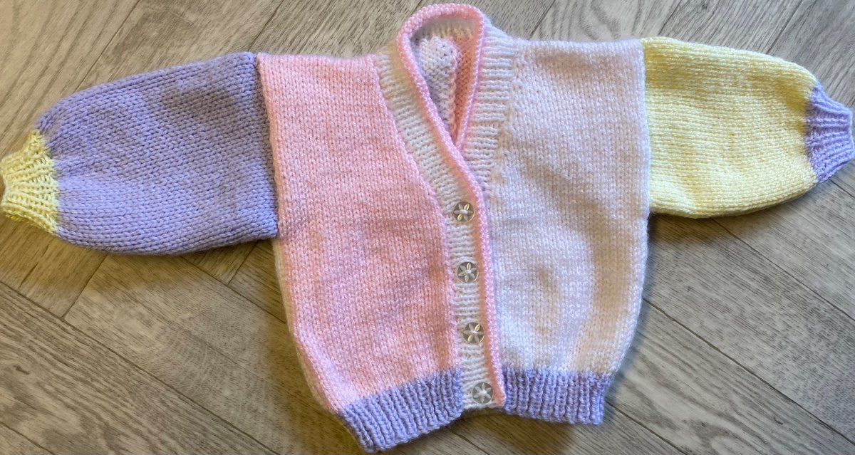 🧶👶Cardigan Lliwgar Babi I Eneth neu Fachgen wedi Gweu â Llaw.
            0-3 Mis / Months £7.00.
Hand Knitted Colourful Baby Cardigan 👶🧶.
#BabyKnitted #Handmade #HandKnitted #PrynuLleol #BuyLocal #Bargain #Caernarfon