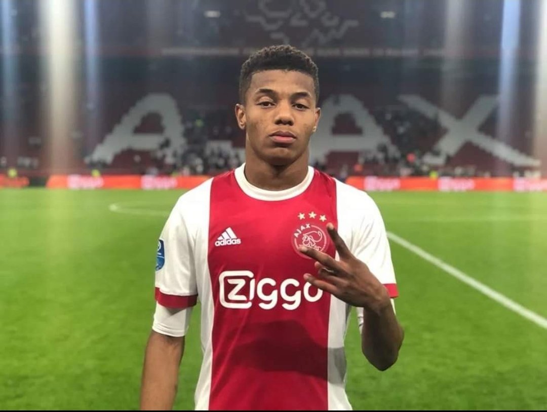 “Cuando era muy joven, había 2 chicas que siempre se burlaban de mí. Cuando me convertí en lo que soy ahora, regresé a mi pueblo natal 5 años después, las llevé a ambas a una habitación de hotel de 5 estrellas. Les dije que tenía que ir al baño, agarré las llaves de mi auto y