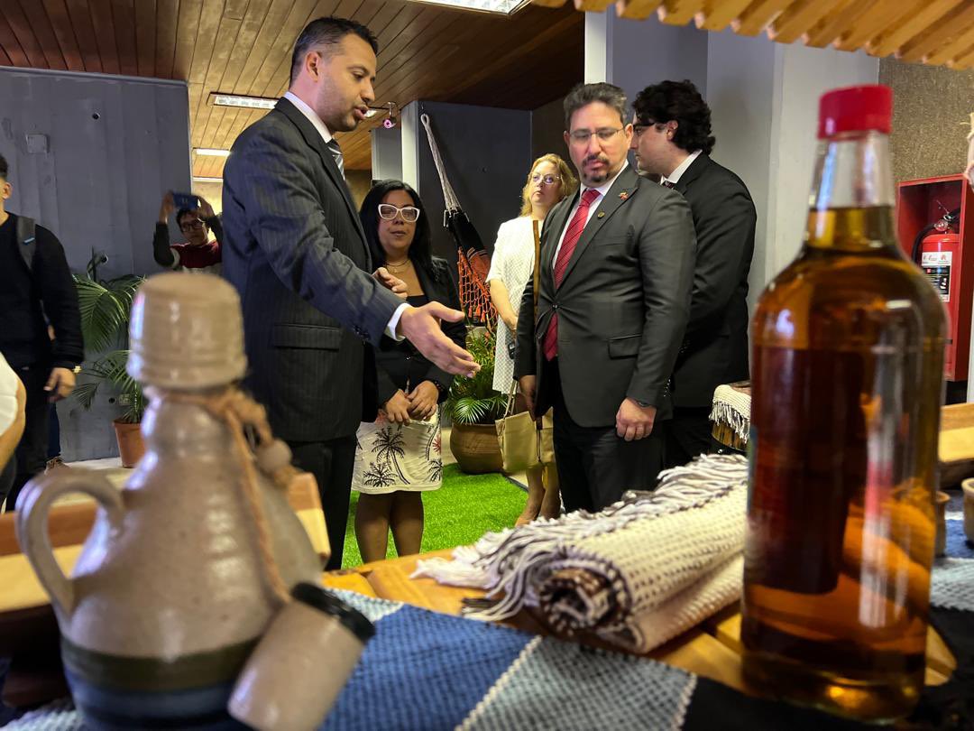 LuisJonasReyes's tweet photo. Recibimos la grata visita en la Alcaldía del Excelentísimo Embajador de Türkiye Sr. Aydan Karamanoglu. Compartimos una hermosa presentación musical con nuestro Tamunangue, le mostramos el trabajo que venimos realizando junto a los emprendedores para fortalecer la producción local y también pudo conocer parte de la producción ovina y caprina en nuestro Municipio #Iribarren.