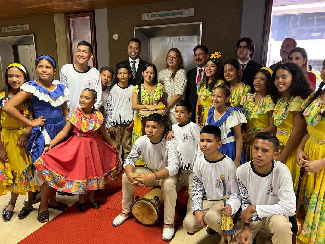 LuisJonasReyes's tweet photo. Recibimos la grata visita en la Alcaldía del Excelentísimo Embajador de Türkiye Sr. Aydan Karamanoglu. Compartimos una hermosa presentación musical con nuestro Tamunangue, le mostramos el trabajo que venimos realizando junto a los emprendedores para fortalecer la producción local y también pudo conocer parte de la producción ovina y caprina en nuestro Municipio #Iribarren.