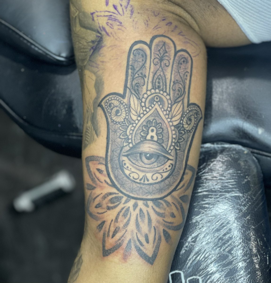 ddavisdesigns_'s tweet image. They took my IG pages y’all .. idk why the universe doesn’t want me to win but blow me up on this here soon so my clientele can find me 😭🙏🏾
📍Houston, TX
#houstontattoo #houstontattooartist