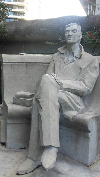 A la entrada de la Biblioteca Nacional, en Buenos Aires, hay una estatua de Cortázar y un texto esculpido del cap. 71 de Rayuela: "Nada está perdido si tenemos el valor de proclamar que todo está perdido y que hay que empezar de nuevo..."