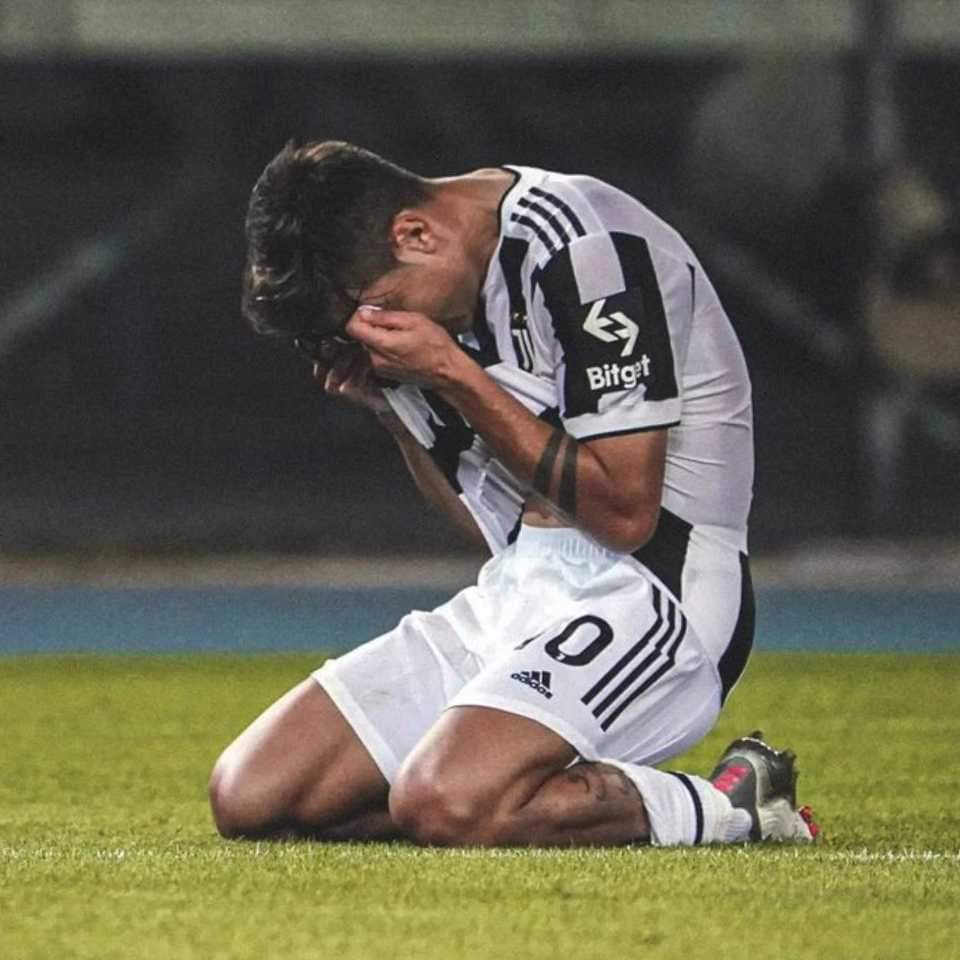 "Mi padre llegaba tarde y se iba temprano, casi no lo veía, tenia una final sub 15 y mi viejo no podía ir por su trabajo, todos iban con sus viejos, yo estaba solo, en un tiro libre hice el gol y corrí sin dirección a celebrar, llegue donde un señor mal vestido con ropa de