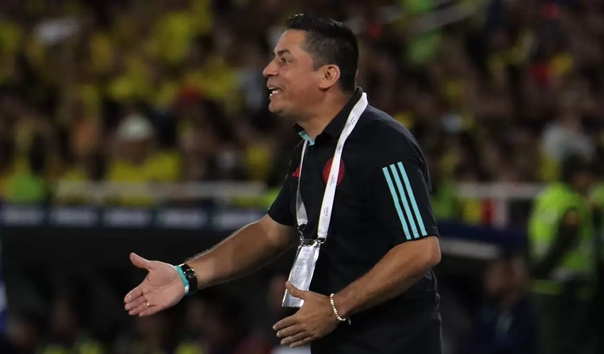 VBarCaracol's tweet photo. 🚨¡ÚLTIMA HORA!

❌Héctor Cárdenas ya no es más el seleccionador de la Sub 20 y Sub 23 de Colombia

➡️Vía: @sebasperiodista 

📻#ElVBarCaracol lunes a viernes de 2 a 4 pm por @CaracolRadio https://t.co/8J8Sdmtt1r