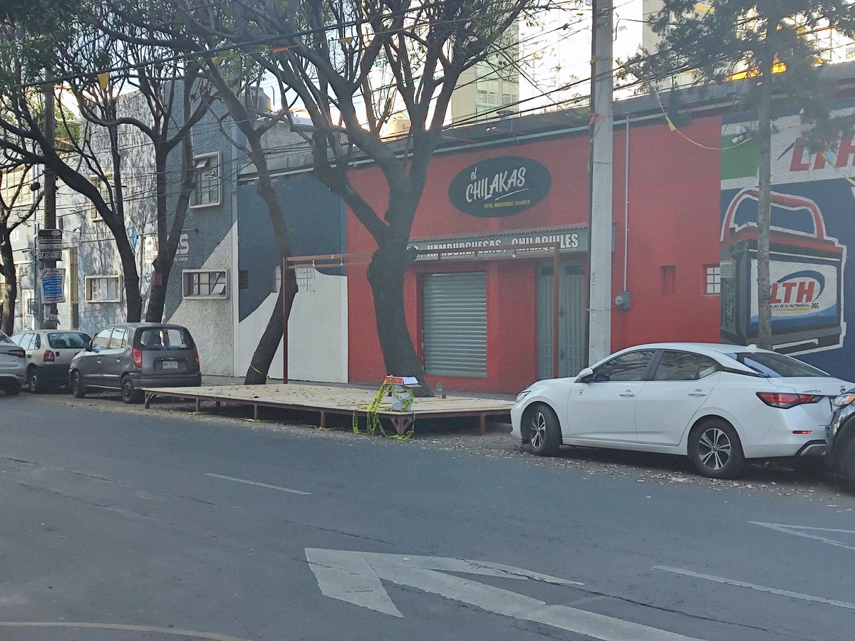 jhonatan_rsm's tweet photo. @AzcapotzalcoMx Nada más dense una vueltecita a Centeotl frente al número 341, en Industrial San Antonio, este restaurante que no vende nada talo tres árboles y se adueñó de la banqueta y la via pública. Lugar perfecto para que se oculten delicuentes por la noche para asaltar. https://t.co/xjOLvmXhfU