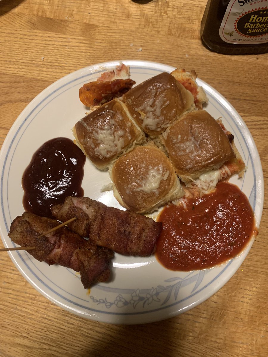 BbqVon1's tweet photo. Super Bowl plate. Three meat pizza sliders and pig wings https://t.co/UPYuvcpW0y