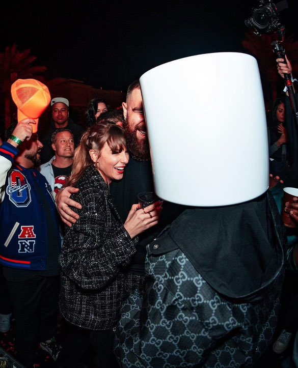 fateofgrace's tweet photo. Can marshmello move his fuckass head https://t.co/67CIn6SzDV