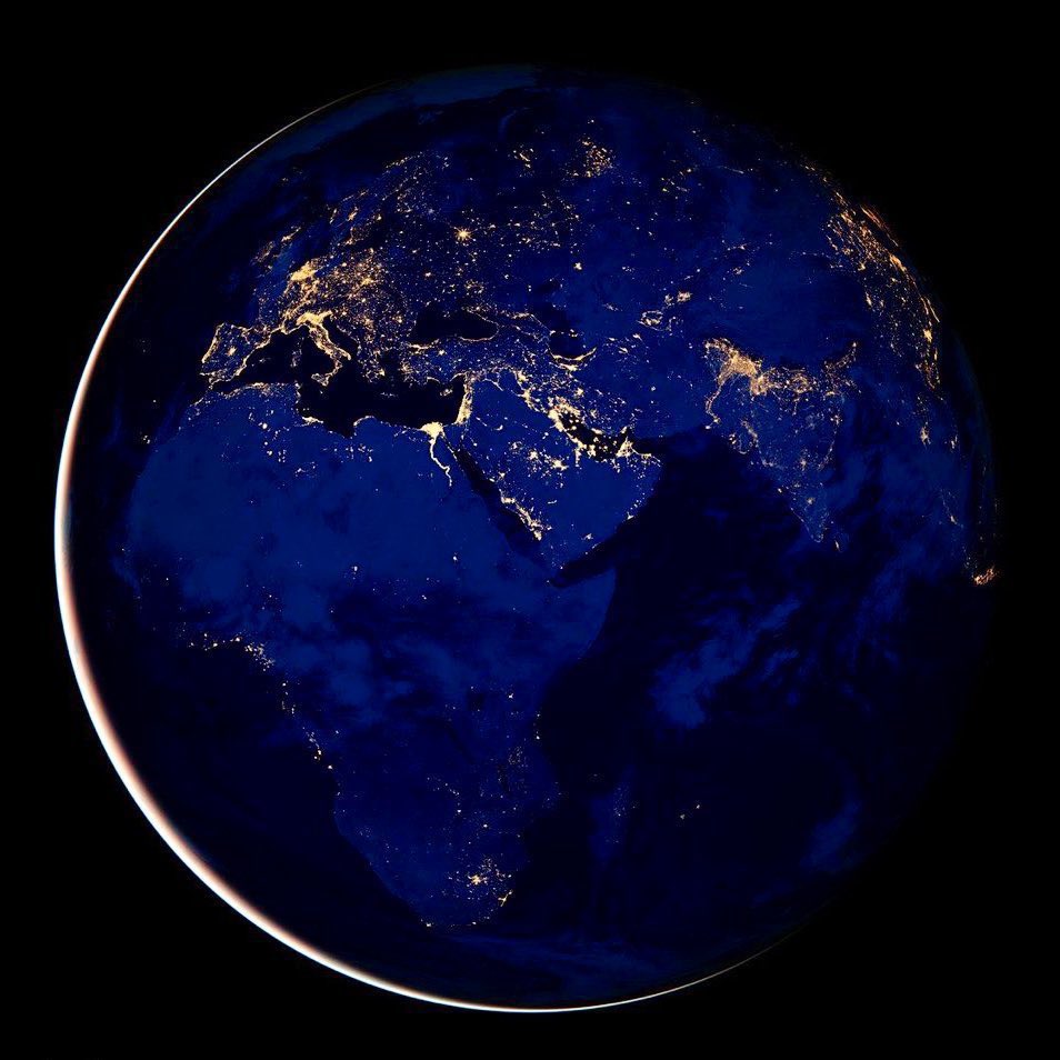 latestinspace's tweet photo. What the night side of Earth looks like from a distance out in space 😲 https://t.co/GQkNj3xHvA