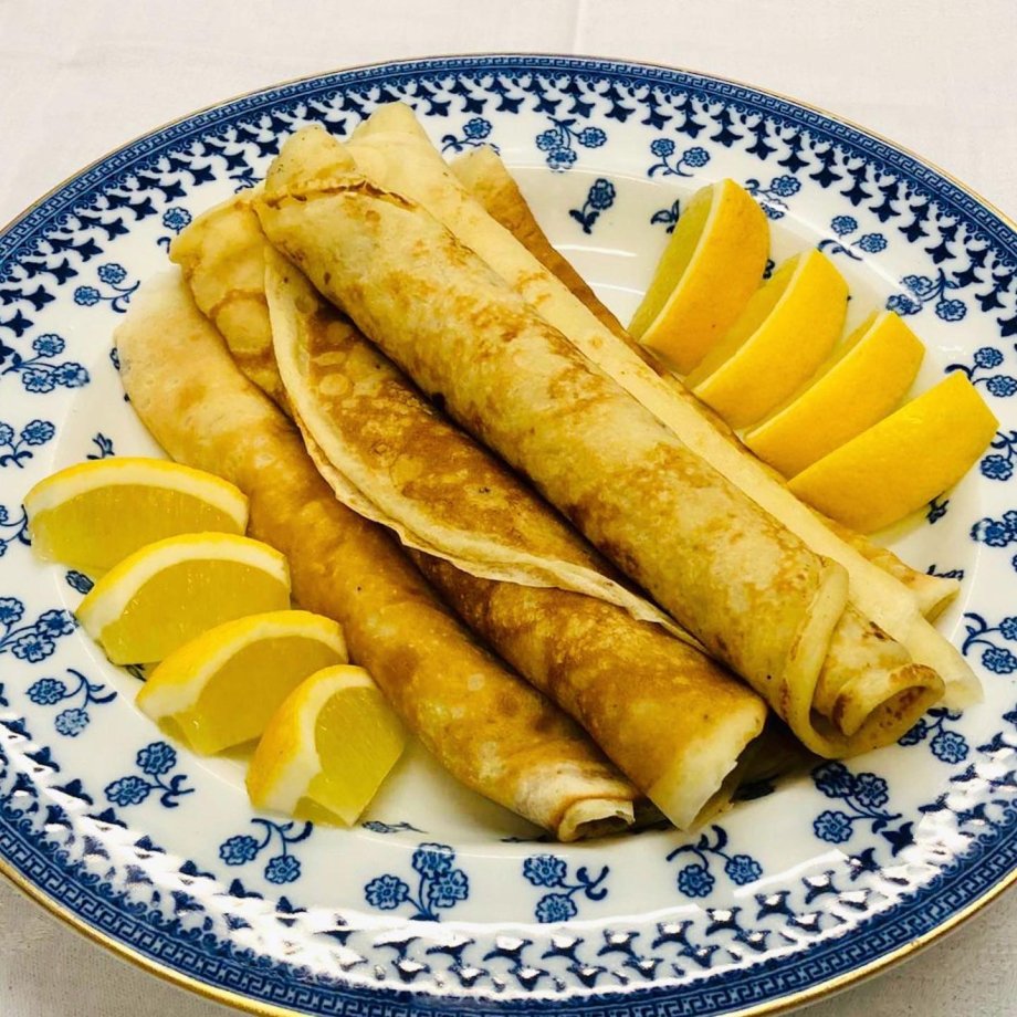 britculturejp's tweet photo. 本日13日は「パンケーキ・デイ」！ イースターを前にした断食に入る前に、家に残っている食材を余らせないようにパンケーキを作ったのがならわしで、英国のパンケーキはホットケーキのように分厚くありません。その伝統的な英国式パンケーキのレシピを英国王室が公開👉https://t.co/rERgVsYc9x 🇬🇧 https://t.co/z5QdeI52jg