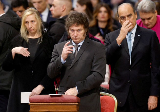 NancyEvaIUS's tweet image. #HabraConsecuencias #EsMuyTemprano
Nada de ellos me molestaría. Ni sus besos, ni el peluquín, ni los pies chiquitos, ni los gritos, o la violencia, ni el perro muerto, ni las cuchas carísimas, ni los viajes o la ropa y las joyas caras, ni que hablen con espíritus, ni sus varias…