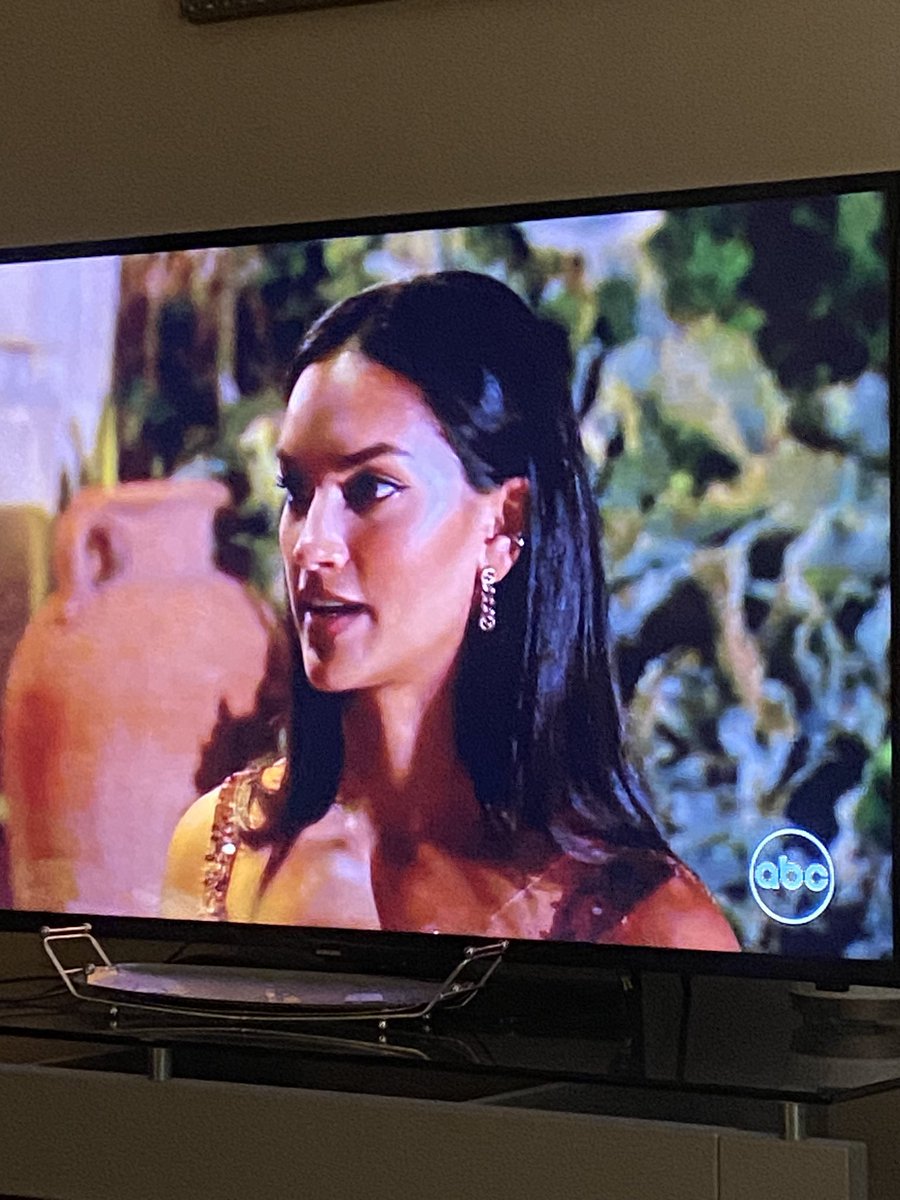 hertakepod's tweet photo. YOU FUCKIN TELL HER MADINA

#TheBachelor https://t.co/FpNJoUCmGg
