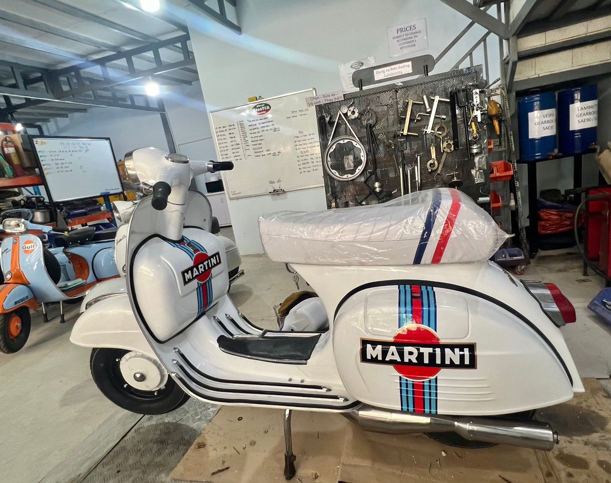 My #5 of the top 12 SSC restorations for the last 12 months is this classic “Martini” Vespa VLB racer. Finished in a stunning 4 tone paint job and custom made matching Corsa seat, DR177cc kit, 24mm dellorto and JL pipe.  Happy holidays #Martini #VLB #TetHolidays #ssc #Vespa