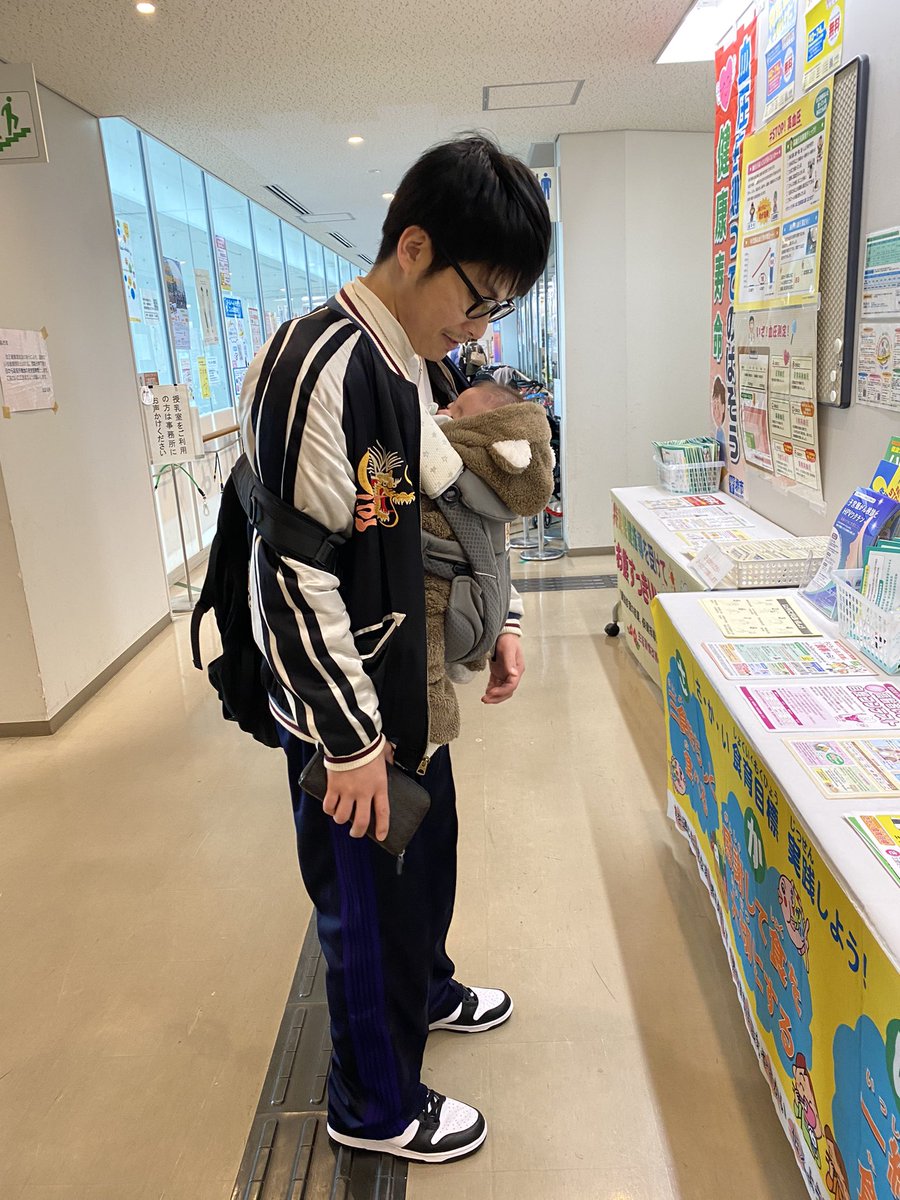 y_nonchaan's tweet photo. 仕事の時間以外は息子のお世話全部してくれて家事もしてくれて役所に用ある時は休み取って行ってくれて和はいつもチョコ食べながらごろごろしてるだけでほしいものなんでも買ってくれるし甘やかされすぎて社会復帰したくない笑 https://t.co/lKapLISdBd