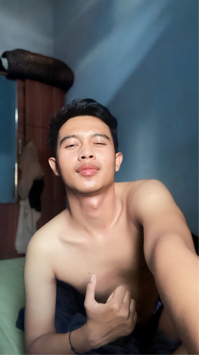 MuhammadRickyF5's tweet photo. besok mau coklat apa mau di coblos??? https://t.co/wMfnsNaQbt