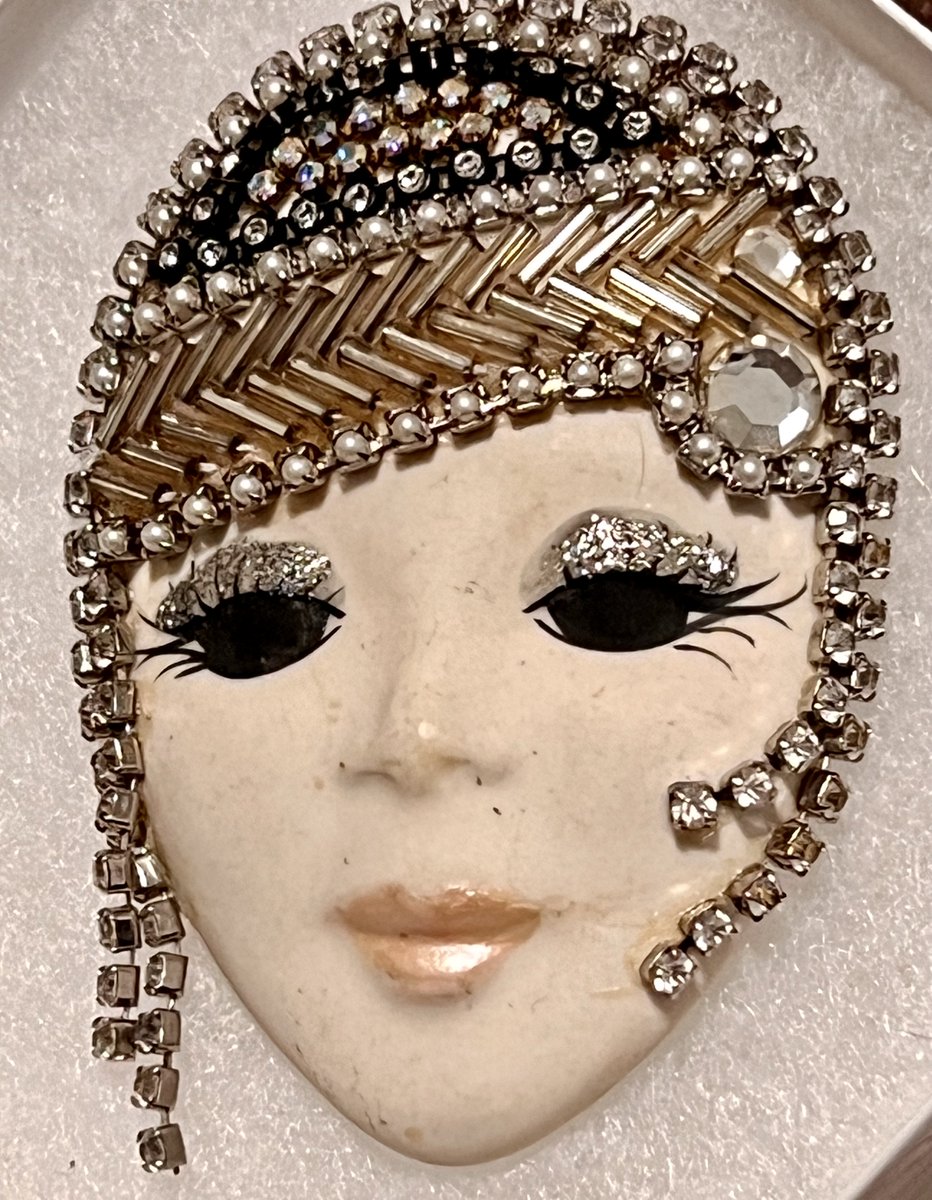 STUNNING #Vintage Art Deco AB #Rhinestones #FlapperGirl Brooch 3' Pin Signed #1980s FREE SHIP

#vintagejewelry #vintagebrooch #artdeco #brooches #vintagestyle #flapper #mardigras #rhinestonebrooch #uniquefashion #lapelpin #ebayfinds #glitzy 

 ebay.com/itm/2666715900… #eBay