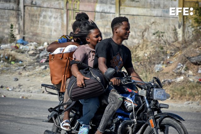 EFEnoticias's tweet photo. Centenares de habitantes de Cite-Soleil, en el norte de la capital de Haití, se vieron obligados a huir de sus barrios, debido a la creciente guerra entre bandas que se disputan el territorio.
https://t.co/QxDbw3SRYK https://t.co/BuMBUiLijc