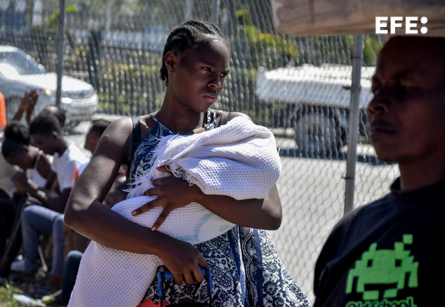 EFEnoticias's tweet photo. Centenares de habitantes de Cite-Soleil, en el norte de la capital de Haití, se vieron obligados a huir de sus barrios, debido a la creciente guerra entre bandas que se disputan el territorio.
https://t.co/QxDbw3SRYK https://t.co/BuMBUiLijc