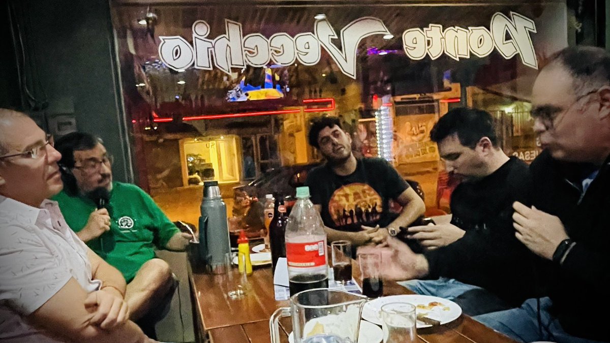 coladoscarnaval's tweet photo. 📣ESTAMOS EN VIVO📣

Por @Sport890 📻 desde el Ponte Vecchio con @ChechoDenis12 @christianfont Tabaré Martínez y Pablo Cocina

#NocheParodial🎩
#ElVerdaderoCarnaval🎭

📻 Sport 890
💻 https://t.co/p40RRPTqgV

#Colados🚚 https://t.co/FIn27tPhOt