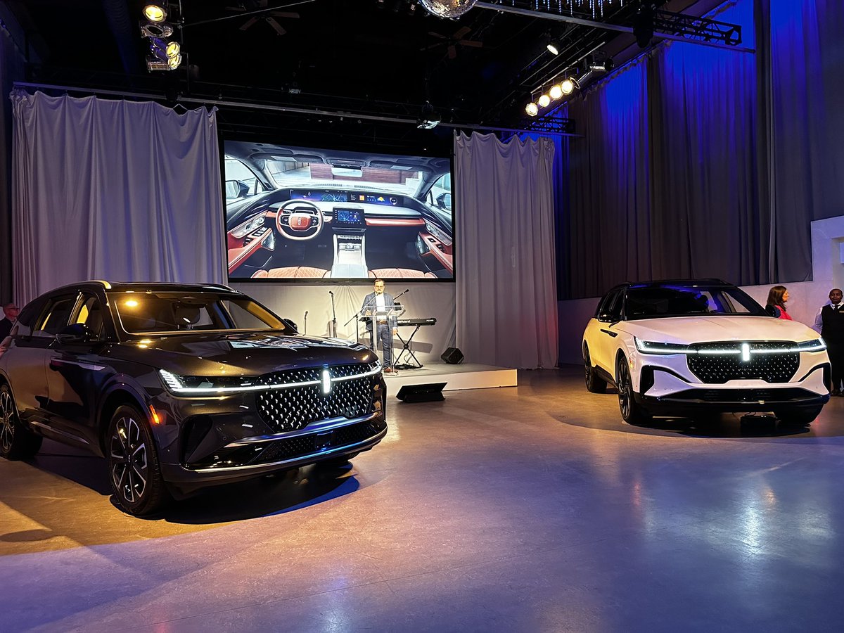 Checking out the #LincolnExperience with <a href="/LincolnMotorCo/">Lincoln</a> at the Liberty Grand before the <a href="/autoshowcanada/">Canadian International AutoShow</a>.