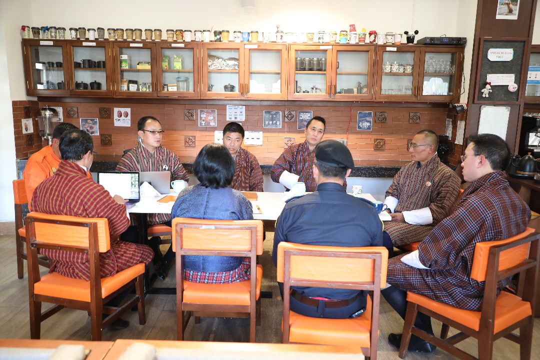 Hon'ble Prime Minister met with the Waste Management Committee at the Desuung Club House in Thimphu yesterday, directing immediate measures to be taken in addressing the persistent waste management problems.