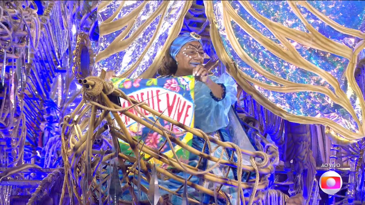 A mãe da Kathlen Romeu, que foi assassinada grávida por policiais no RJ e a mãe da Marielle Franco na Portela.

"Kath vive e Marielle vive". #Globeleza