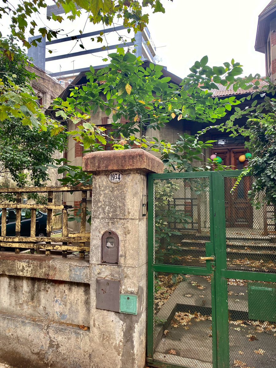 paisajeante's tweet photo. He leído que habría construido cientos por todo el país y en el barrio de Flores, Ciudad de Buenos Aires, quedan dos.
Una en Bacacay 1934, en muy buenas condiciones y en la misma manzana a la vuelta hay otra. https://t.co/xs8ks5Tloa