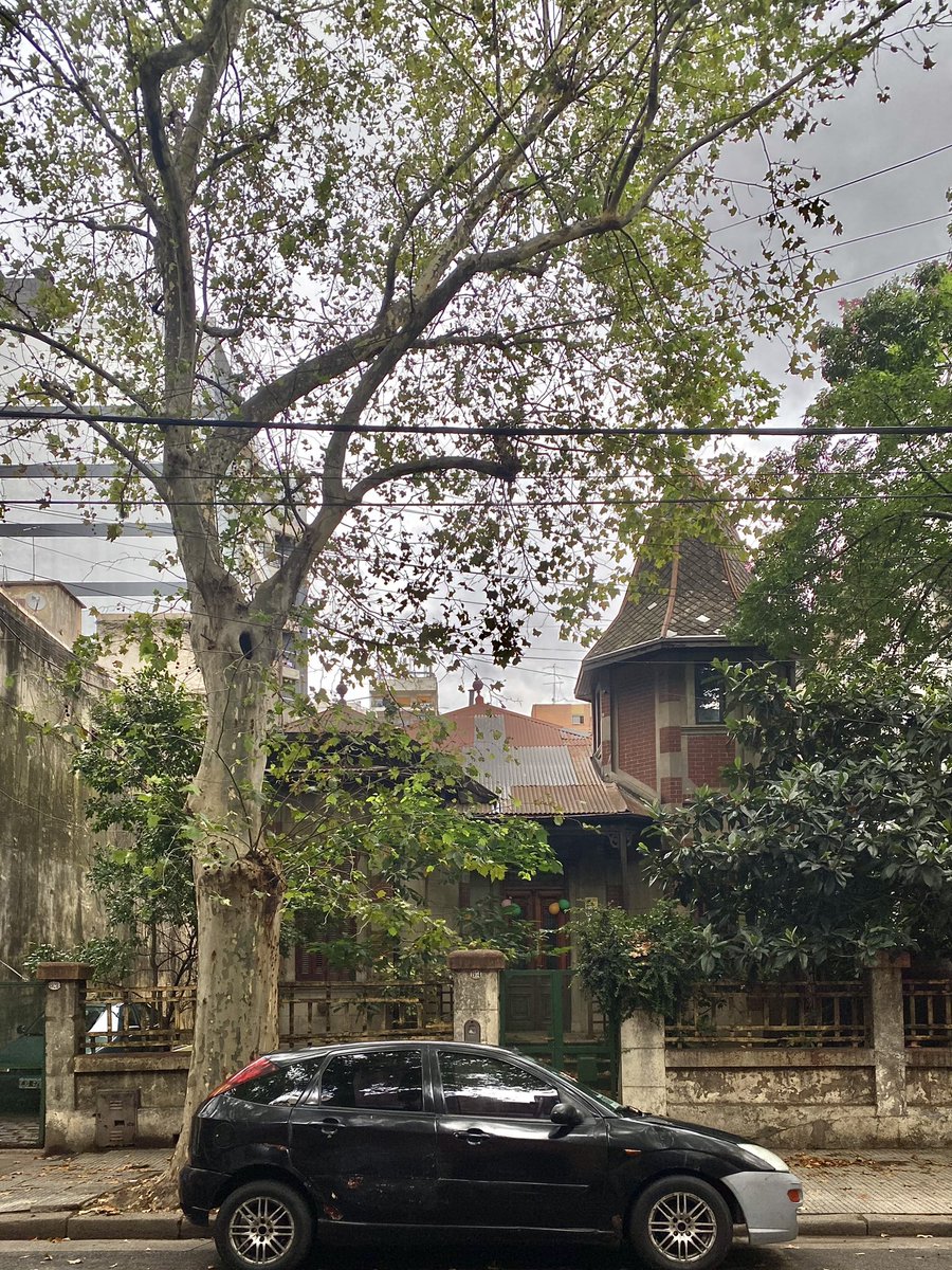 paisajeante's tweet photo. He leído que habría construido cientos por todo el país y en el barrio de Flores, Ciudad de Buenos Aires, quedan dos.
Una en Bacacay 1934, en muy buenas condiciones y en la misma manzana a la vuelta hay otra. https://t.co/xs8ks5Tloa