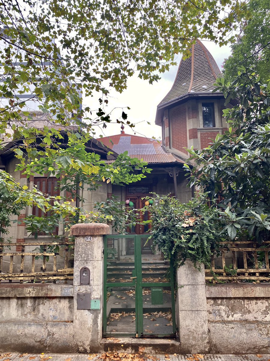paisajeante's tweet photo. He leído que habría construido cientos por todo el país y en el barrio de Flores, Ciudad de Buenos Aires, quedan dos.
Una en Bacacay 1934, en muy buenas condiciones y en la misma manzana a la vuelta hay otra. https://t.co/xs8ks5Tloa