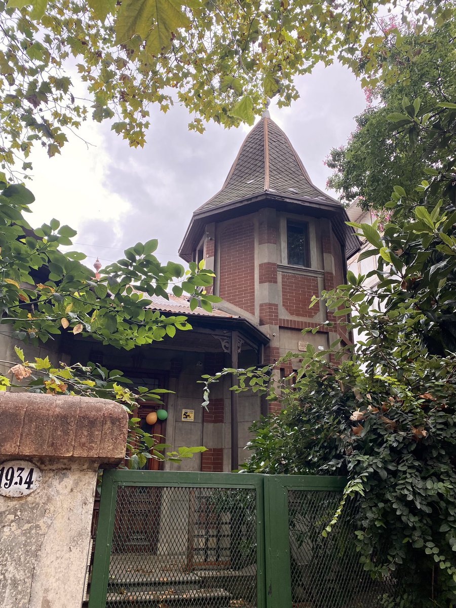 paisajeante's tweet photo. He leído que habría construido cientos por todo el país y en el barrio de Flores, Ciudad de Buenos Aires, quedan dos.
Una en Bacacay 1934, en muy buenas condiciones y en la misma manzana a la vuelta hay otra. https://t.co/xs8ks5Tloa