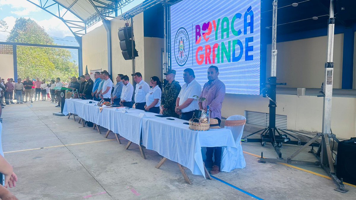 Ejercito_Div5's tweet photo. #PrimeraBrigada con Batallón de Infantería N° 1 General Simón Bolívar  apoyo en San Eduardo 
#Boyacá  @GobBoyaca @CarlosAmayaR en la construcción del plan de desarrollo en el municipio de San Eduardo #Boyacá y  enfocar esfuerzos en pro de la población 

#PatriaHonorLealtad https://t.co/B79PW21wiA