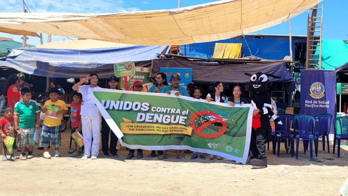 Minsa_Peru's tweet photo. 🇵🇪 #Áncash | El Minsa, junto con la #Diresa y las redes de salud Pacífico Sur y Pacífico Norte, informó a los asistentes a los mercados Dos de Mayo y La Perla sobre la importancia de erradicar los criaderos de zancudos transmisores, como parte de la campaña #UnidosContraElDengue 🦟🚫.