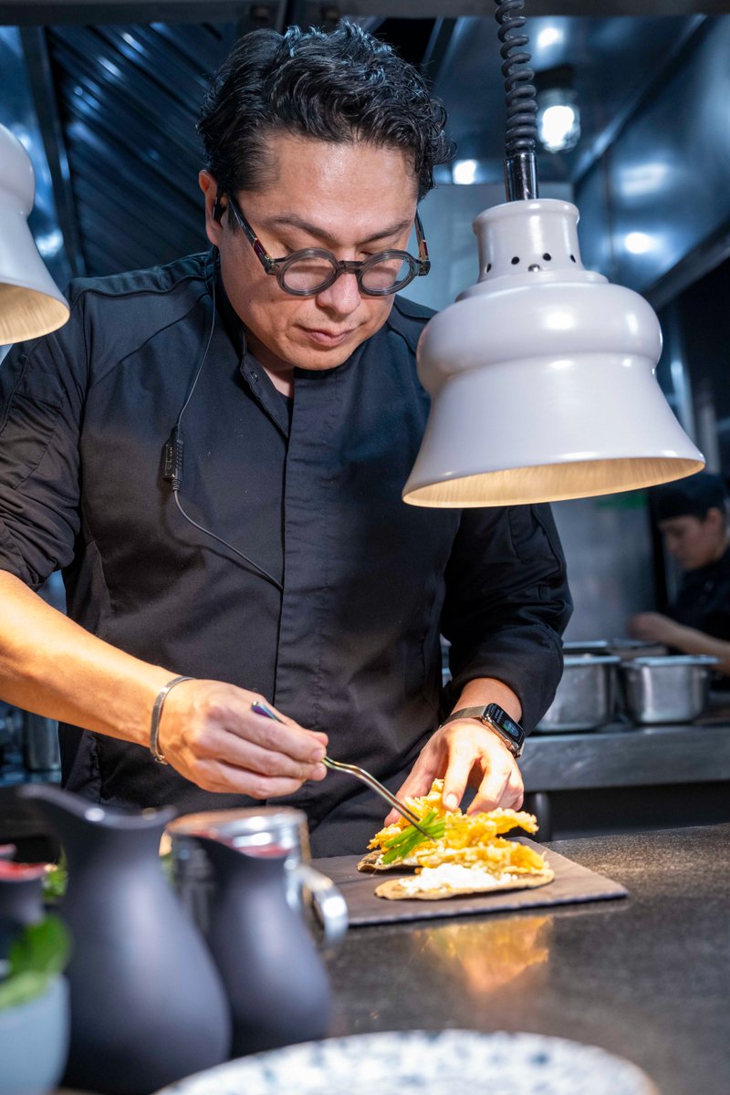 Lo que nos distingue del reino animal son nuestras manos, la clave con la que hemos dado forma a todo lo que en nuestra cabeza soñamos.

##BalcónDelZócalo #Gastronomia #Menu #LaCocinaDeBalcón #BDZ #ZocaloCDMX #CentroHistoricoCDMX #PepeSalinas #Chef #BZ #TeamBZ #Menú